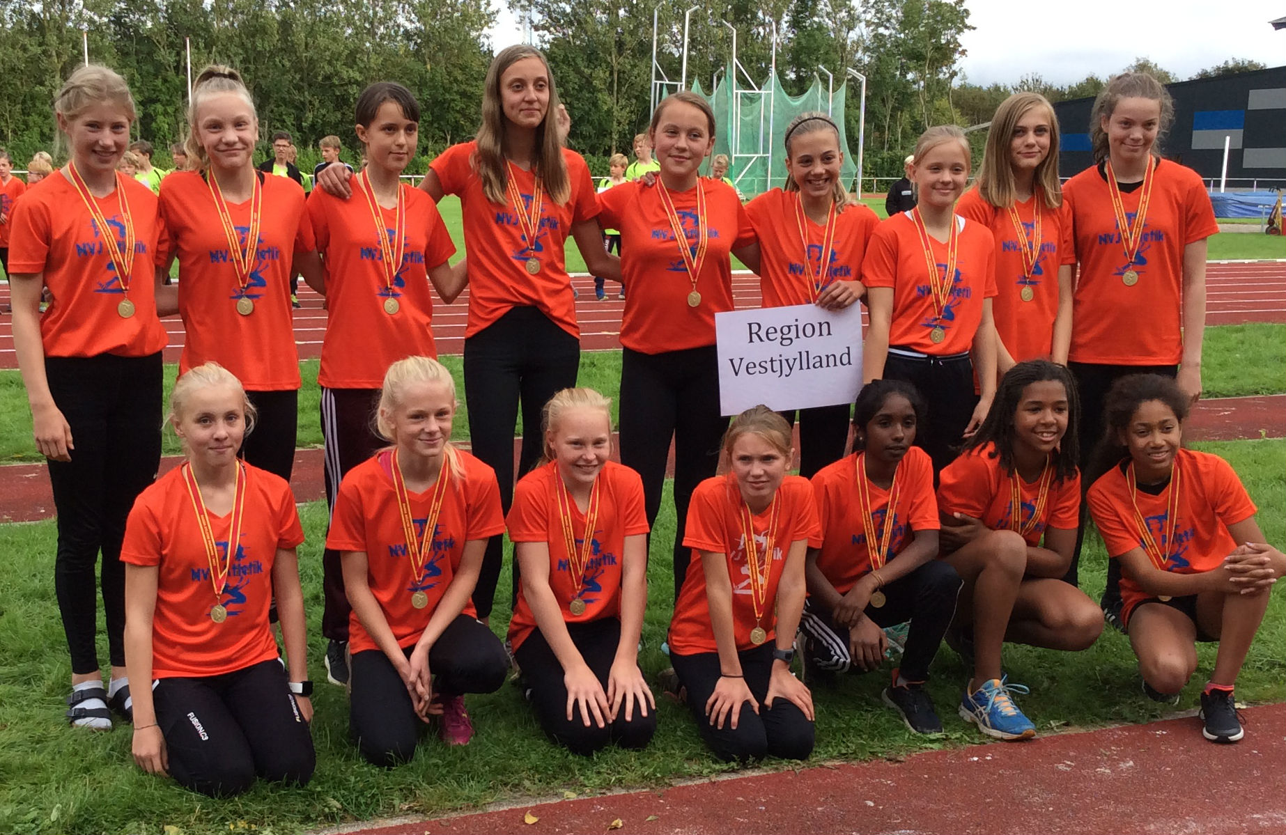 NVJ piger 12-13 år med guldmedaljerne.